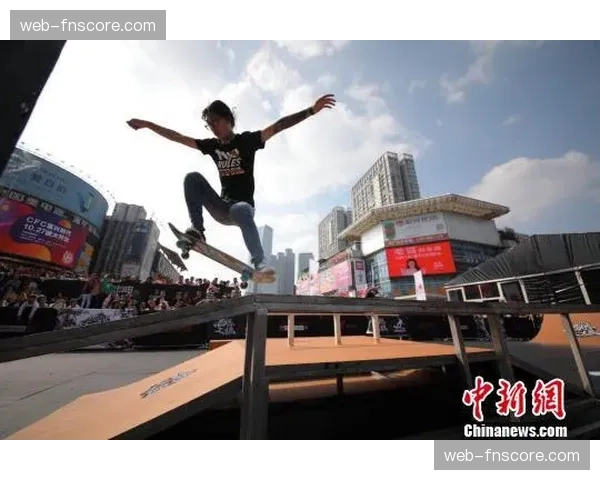 大谷翔平赛前练习时频频把球打出上外野看台，全场球迷发出阵阵惊呼声